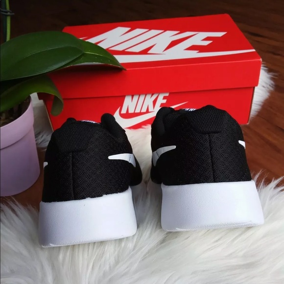 Nike black and white running women’s shoes - Picture 3 of 5